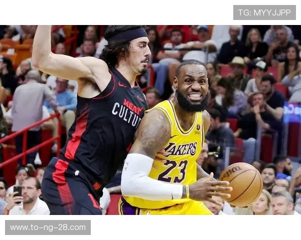 中国赛精彩对决热火与快船激烈碰撞引发球迷热议 中国赛精彩对决热火与快船激烈碰撞引发球迷热议